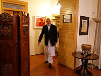 Бывший президент Афганистана Карзай находится под домашним арестом