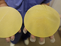 Австралийская модель намерена увеличить имплантаты в груди, несмотря на запрет врачей