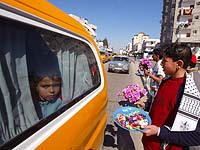 В Газе раздают сладости по случаю смерти израильского сержанта Бареля Хадарии Шмуэли