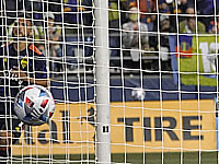 Великолепный гол бывшего полузащитника 