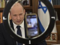 Беннет предположил, что через два месяца можно будет прививать детей 6-12 лет