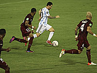 Мартинес едва не поломал Месси. Бразильцы победили