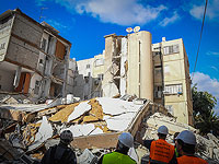 Сотрудники мэрии Холона продолжают искать среди обломков обрушившегося дома вещи жильцов