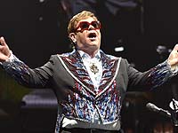 Элтон Джон отложил свой тур на два года из-за предстоящей хирургической операции