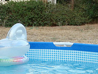 В поселке Кадима-Цоран при купании в бассейне захлебнулась маленькая девочка