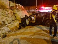 На 55-й трассе автомобиль врезался в скалу, тяжело травмирована девушка