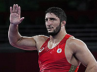 Борцов сборной России не пустили в самолет из-за нарушения масочного режима