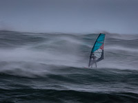 В районе пляжа Сиронит в Нетании ведутся поиски серфингиста, которого течением отнесло от берега