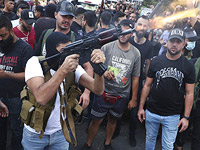 В Бейруте под автоматные очереди хоронят активистов 