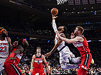 Выигрывая 15 очков перед последней четвертью, 