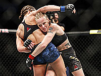 Спортсменка ММА опубликовала эротическую фотографию, похваставшись татуировкой