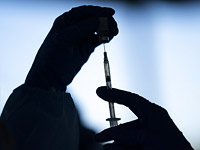 Чиновник FDA: на основе израильского опыта в США могут начать ревакцинацию для тех, кто не младше 40 лет