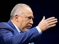 Авигдор Либерман объявил о намерении отменить налог на иностранных рабочих