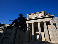 В Мадриде полиция задержала манифестантов, угрожавших покончить с собой в музее 