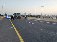 Около Хадеры грузовик насмерть сбил мужчину, менявшего колесо автомобиля