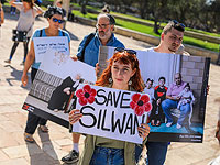 Возле здания Верховного суда проходит демонстрация активистов