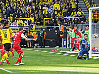 Левандовски забил два мяча. 