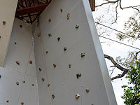 68-летняя женщина получила травмы при падении со стены для скалолазания в Хайфе