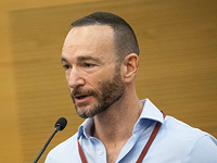 Ynet: член горсовета Тель-Авива Итай Пинкас подозревается в навязывании небезопасного секса 17-летним подопечным