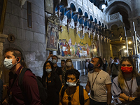 Туристы, не привитые третьей дозой вакцины, смогут въехать в Израиль в составе организованных групп