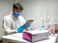 Коронавирус в Израиле: число зараженных начало расти, количество тяжелобольных сокращается