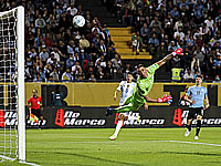 Месси вышел на замену. Аргентинцы продлили впечатляющую серию, победив сборную Уругвая