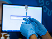 Вакцинация против коронавируса в Израиле: привиты около 60% граждан в возрасте 12-19 лет