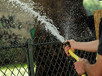 В Эльаде женщин и детей выгнали из клуба, поливая их водой