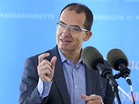 Гендиректор Moderna: имеющиеся вакцины, вероятно, менее эффективны против штамма 