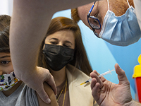 Поддержка вакцинации против коронавируса среди аудитории NEWSru.co.il снизилась. Итоги опроса