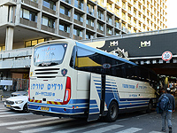 В центре Тель-Авива образовалась пробка из-за автобуса, врезавшегося в мост возле мэрии