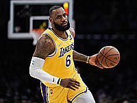 Леброн Джеймс обошел Мозеса Мэлоуна. Матч