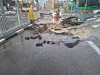 На проезжей части на улице Йосефталь в Бат-Яме провалился грунт. Движение перекрыто до пятницы