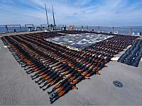 США перехватили крупный груз вооружений, предназначенных для хуситов