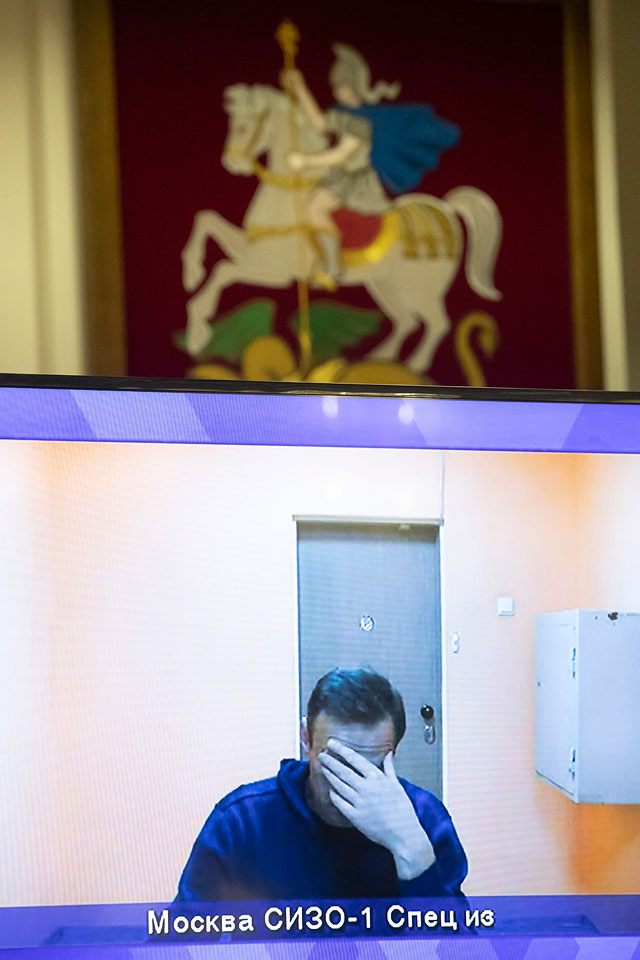 Алексей Навальный во время слушания его апелляции в суде Москвы, 28 января 2021 года. Навальный был заключен под стражу после возвращения в Москву после реабилитационного курса в Германии. Алексей Навальный во время слушания его апелляции в суде Москвы, 28 января 2021 года. Навальный был заключен под стражу после возвращения в Москву после реабилитационного курса в Германии.
