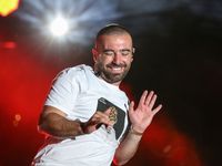 На фоне скандала: 