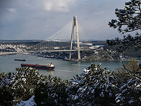 Поломка танкера с маслом остановила движение по Босфору