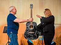 Макаревич подарил музею АНУ свою гитару