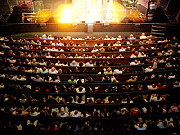 Драматурга, написавшего пьесу, вызвали в театр заменить на сцене заболевшего актера