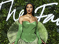 Британское издание Cosmopolitan впервые разместило на обложке портрет модели-трансгендера