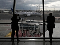 Самолет United Airlines, вылетевший в Израиль, вернулся в Нью-Йорк из-за конфликта пассажиров со стюардессой