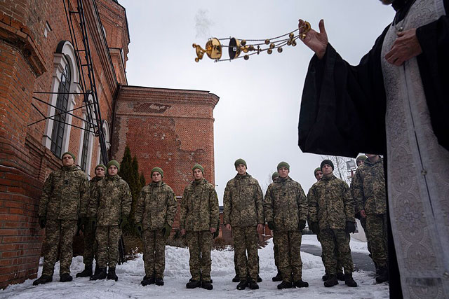 Православный священник благословляет курсантов Украинского военно-воздушного университета на востоке Украины, 3 февраля 2022 года Православный священник благословляет курсантов Украинского военно-воздушного университета на востоке Украины, 3 февраля 2022 года