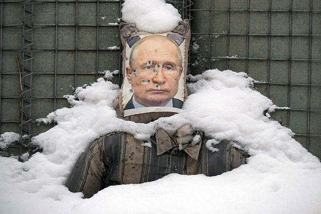 Изрешеченная пулями мишень с изображением президента России Владимира Путина на передовой в Луганской области, восточная Украина, 1 февраля 2022 года Изрешеченная пулями мишень с изображением президента России Владимира Путина на передовой в Луганской области, восточная Украина, 1 февраля 2022 года