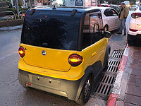 В Холоне полиция отбуксировала на штрафстоянку мини-электромобиль за вождение без прав и номеров