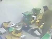 В интернете появилось видео нападения заключенного боевика ХАМАСа на сотрудника тюрьмы 