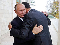 Президент России Владимир Путин (слева) обнимает президента Сирии Башара Асада в резиденции 