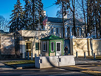 Посольство США в Минске приостановило работу
