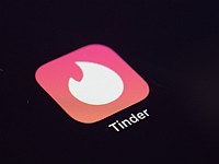 Семья Леваевых подала частный уголовный иск против Tinder-афериста Шимона Хаюта в связи с ущербом репутации