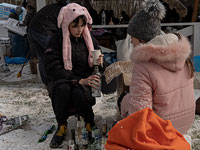 Оборона Киева: взрослые и дети готовят 