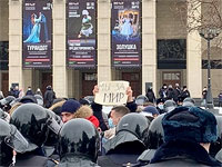 В России проходят акции протеста против войны в Украине: сотни задержанных в Сибири